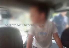 La un pas de tragedie. Un copil a fost salvat după ce mama l-a lăsat în mașina aflată în soare
